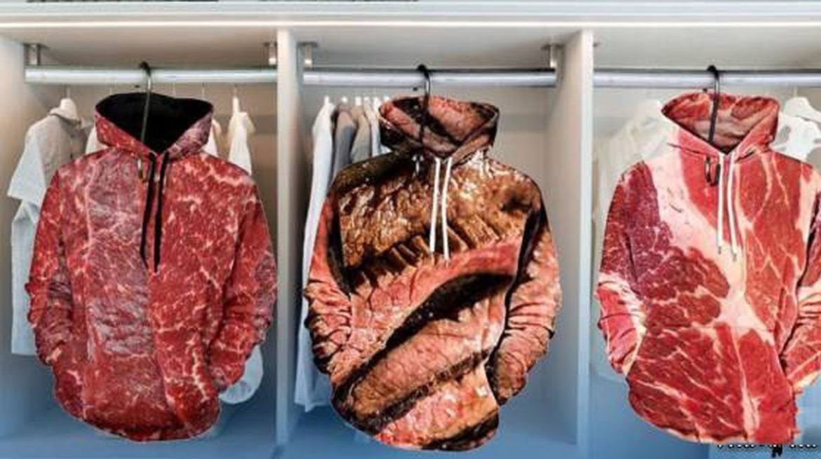 رونمایی از مانتو عجیبی که از گوشت ساخته شده است